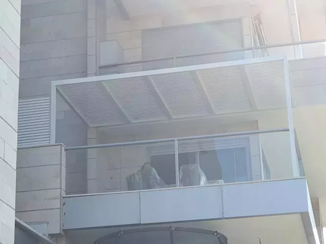 פרגולת אלומיניום במרפסת דירה